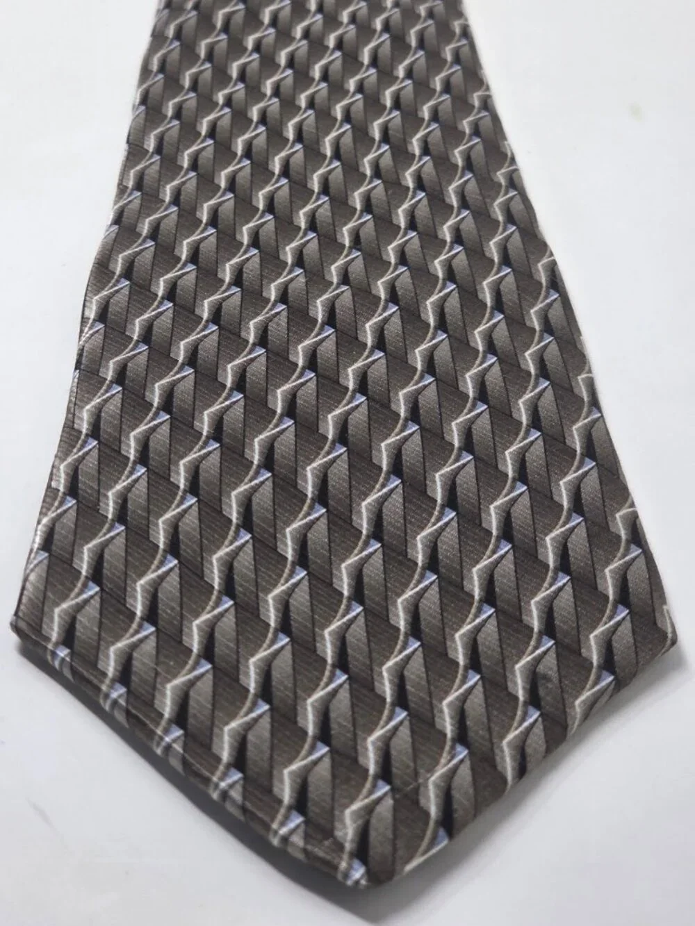 Gianfranco Ruffini Italy 100% Imported Silk Tie Gray Geometric Pattern 60 Inch